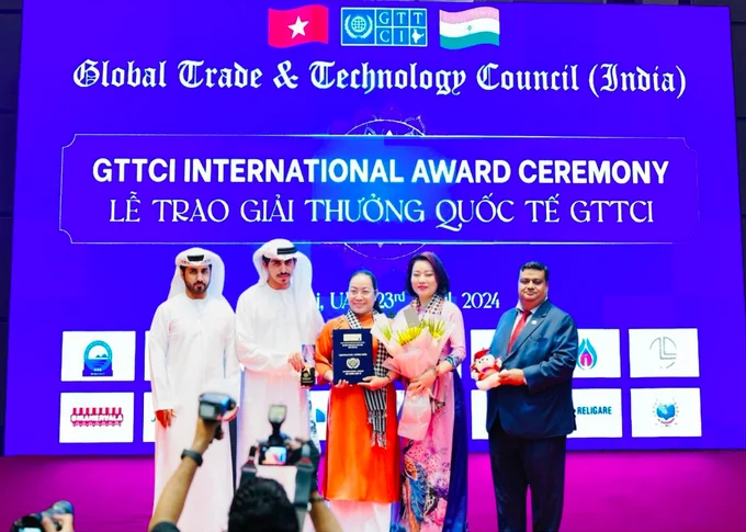 Tiến sĩ khoa học Gaurav Gupta (bìa phải) - Chủ tịch Hội đồng Thương mại & Công nghệ Toàn cầu Ấn Độ (GTTCI), Trưởng Ban tổ chức Diễn đàn Khoa học và Kinh tế Toàn cầu, Thái tử Shaikh Saqr Majed Salem Mohammed Al Qasimi và Tiểu vương Rasal Khema – thành viên Hoàng gia UAE cùng trao bằng cho kỹ sư Võ Thị Ngọc (giữa).